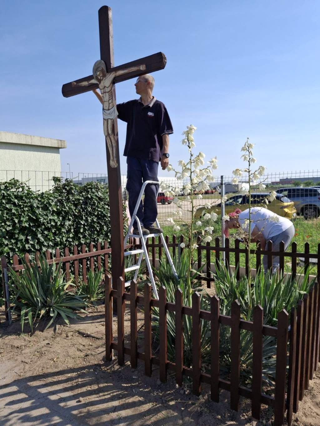 Kertészkedtek és festettek-mázoltak a Porta Egyesület önkéntesei a Tormási-keresztnél