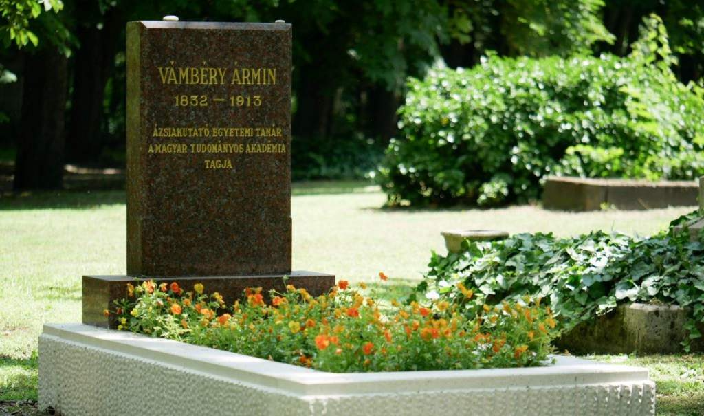 A török nyelvvel, kultúrával, történelemmel foglalkozó magyar tudósok sírjait újították fel