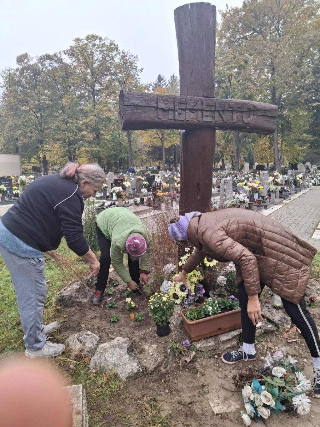 Környezetrendezés, virágültetés és megemlékezés halottak napja alkalmából