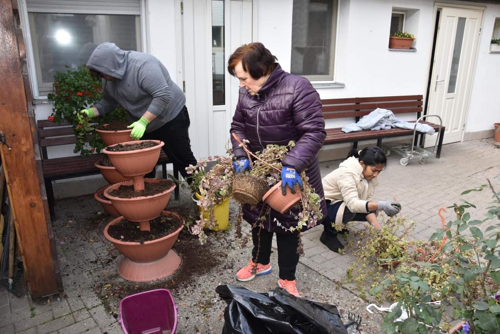 Kertészkedtek, virágokat ültettek a szorgos önkéntesek