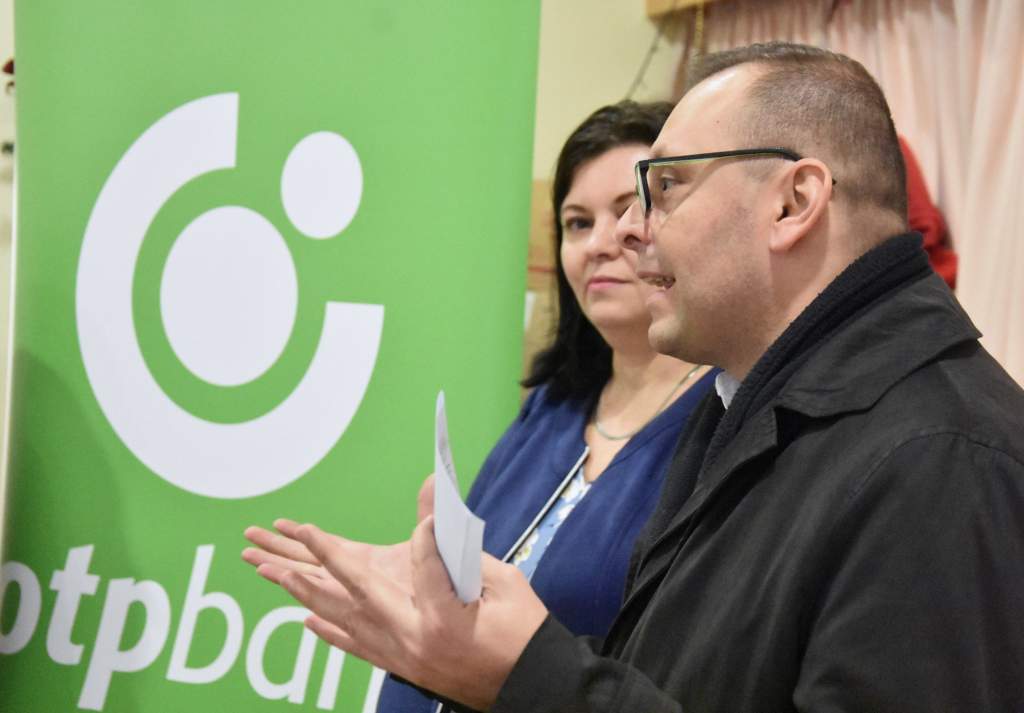 Az OTP Bank támogatta a Wojtyla Ház karácsonyi ebédosztását a 7. napon