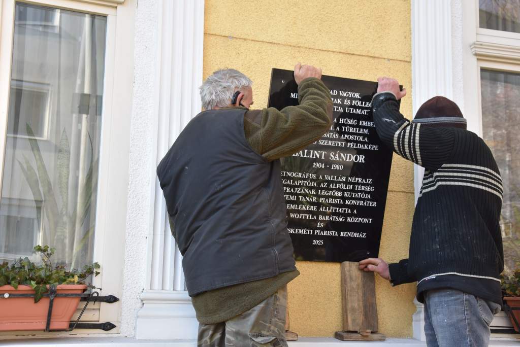 Új emléktáblák díszítik a Wojtyla Ház falát