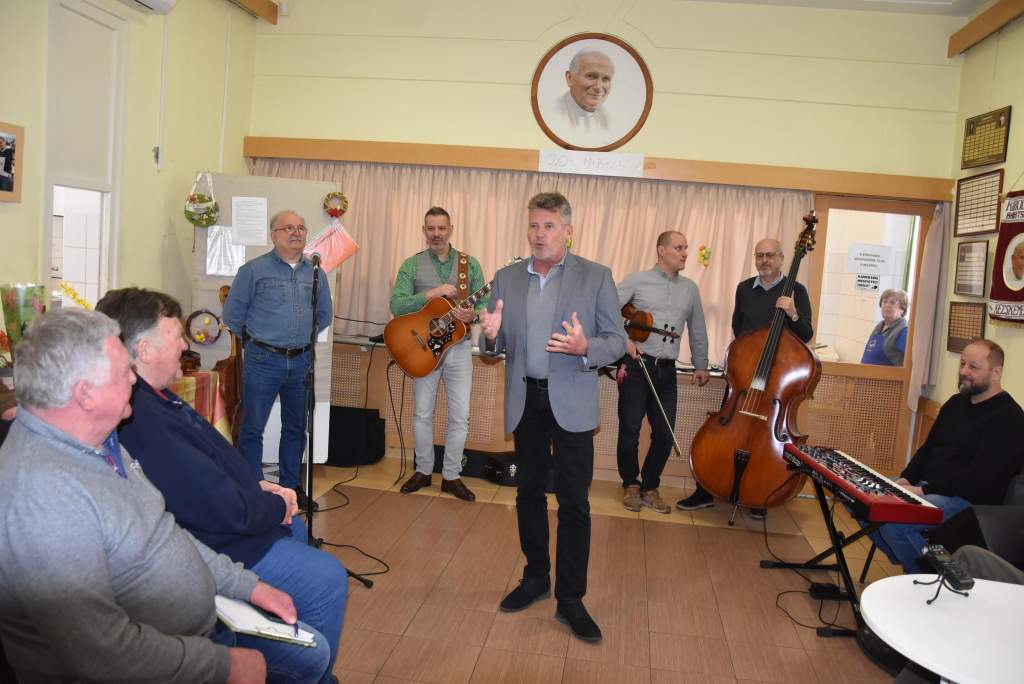 Csík János és a Mezzo zenekar tavaszi hangulatot varázsolt a Wojtyla Ház falai közé