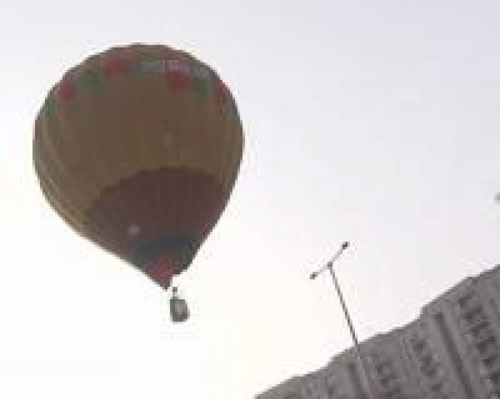 Hőlégballonon ereszkedett alá a Mikulás vasárnap a volt Domus parkolójában