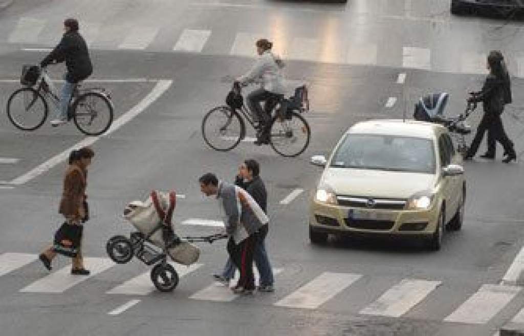 Bicajosok forgalommal szemben