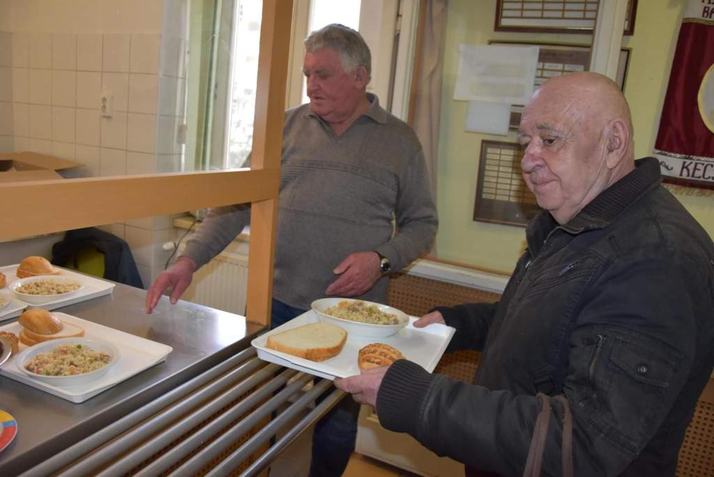 Az egykori piarista diák újfent szeretetvendégséget tartott