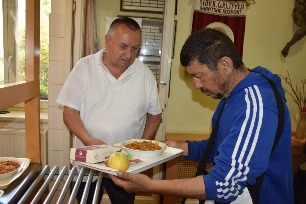 Kovács Zoltán és családja ajánlotta fel a szegények mai ebédjét