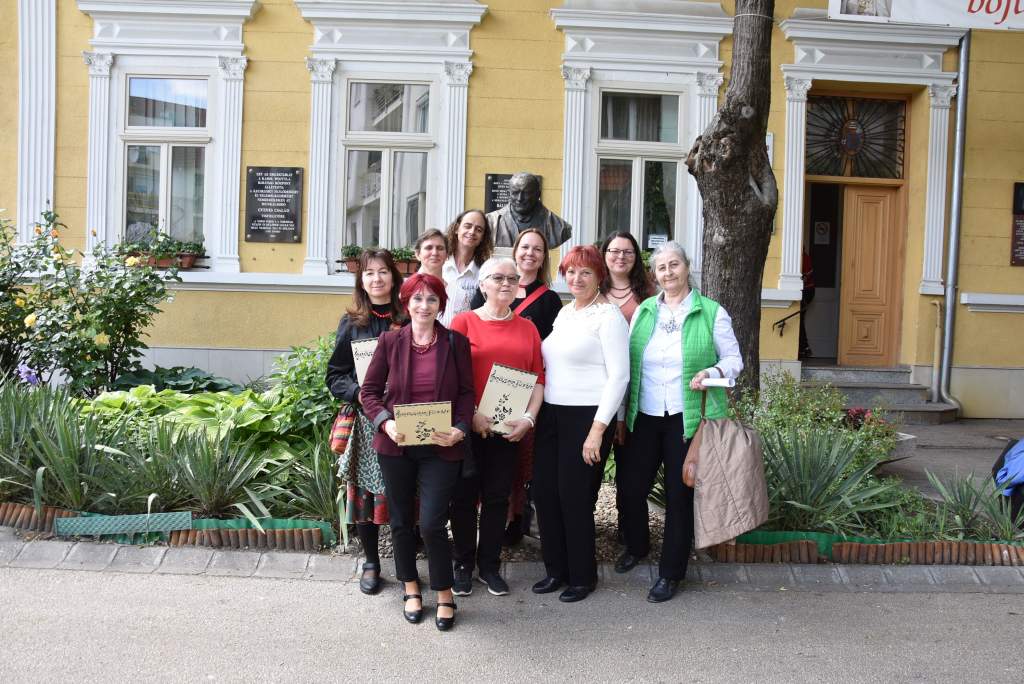 A Gyöngyfüzér Népdalkör lépett fel a Wojtyla pódiumán