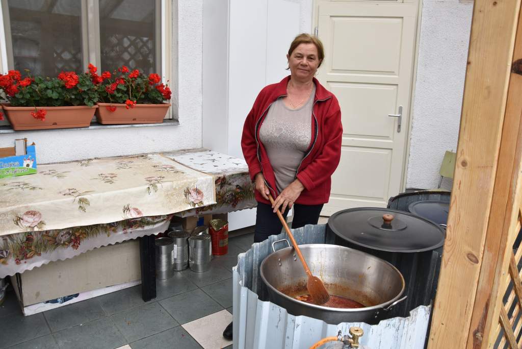 Sertéspörkölt főtt az udvari bográcsban