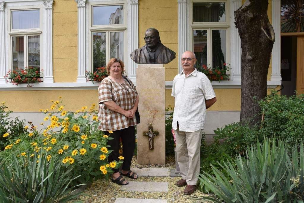 Cornelia és a Vidám Törzsasztal júniusban is támogatta az elesetteket