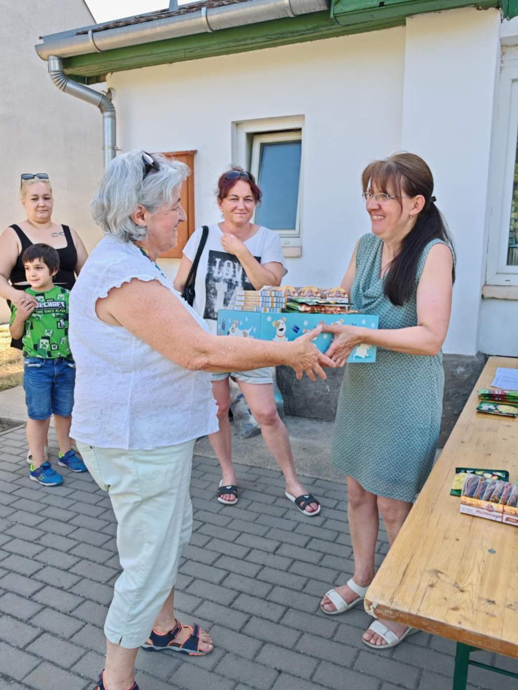 Gondoskodó szeretet – A KINCS Kecskeméti Nagycsaládosok Egyesülete adományokat osztott a Szenteste Alapítvány közreműködésével
