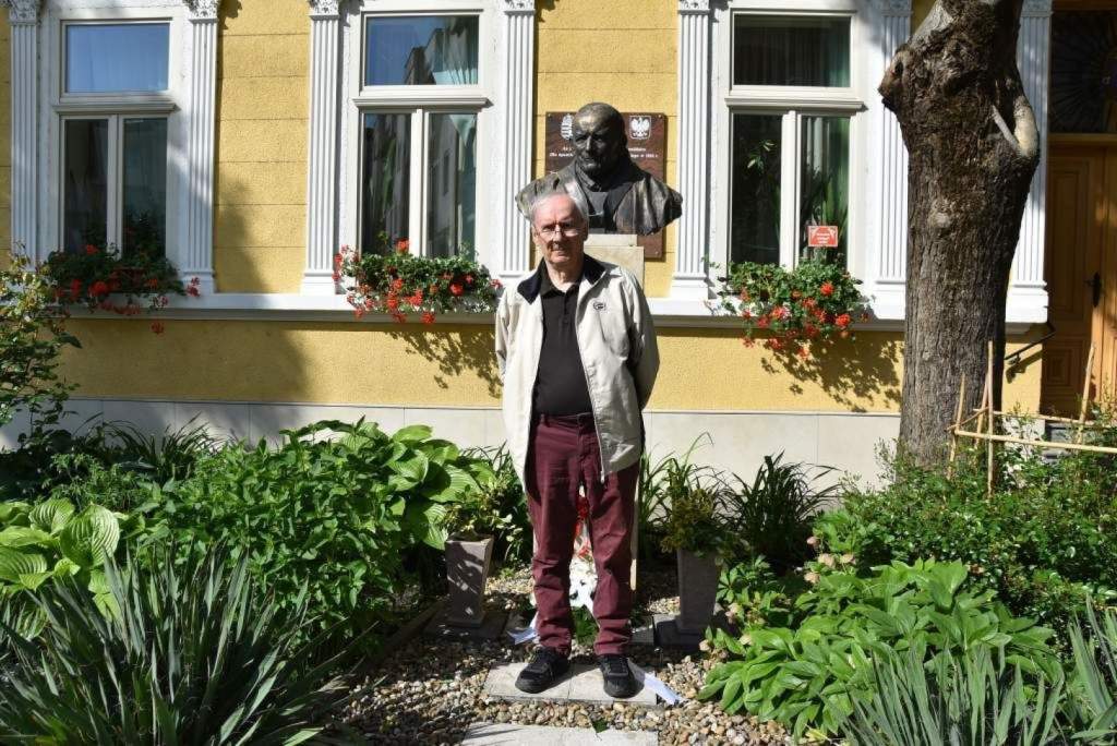 Dénus Kiss Jenő ebédadománya – Szakralitás a festővásznon és a szeretet asztalán