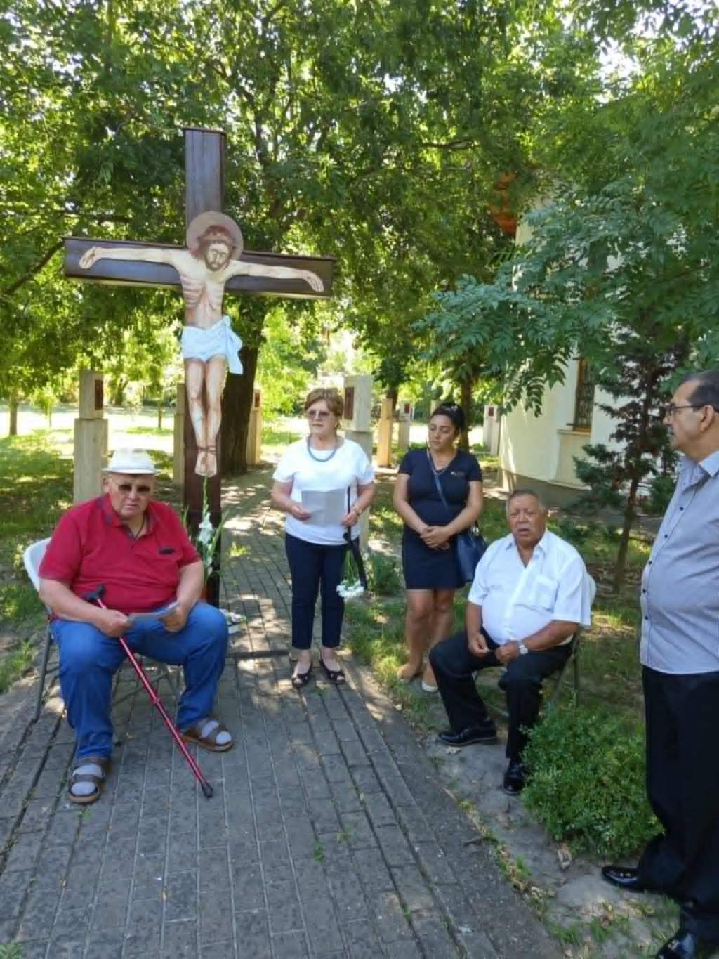 Elfeledett sorsok, közös emlékezet – Főhajtás a cigány holokauszt áldozatai előtt a műkerti „cigányarcú Krisztus” keresztnél Elfeledett sorsok, közös emlékezet – Főhajtás a cigány holokauszt áldozatai előtt a műkerti „cigányarcú Krisztus” keresztnél