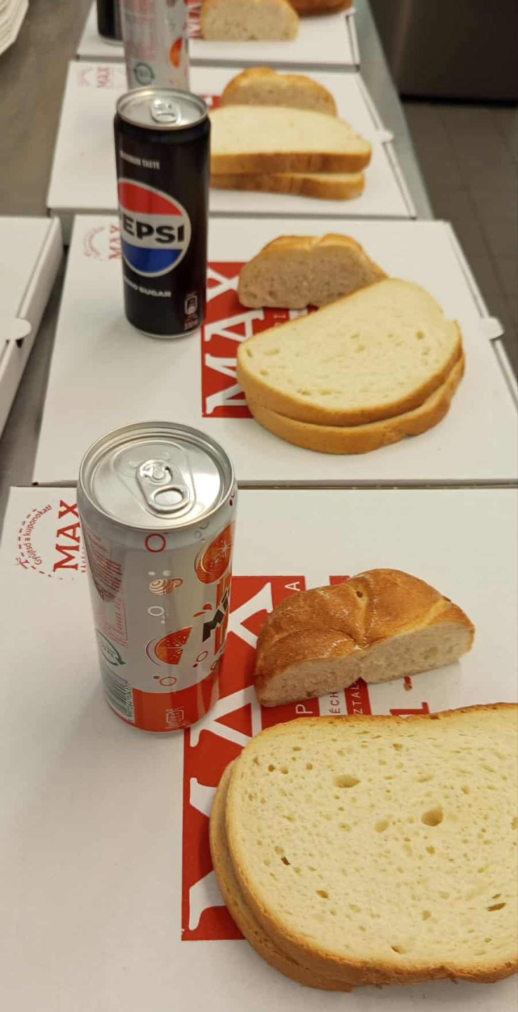 Társadalmi felelősségvállalás pizzával és üdítővel – Jótékonysági ebédosztás a Zarges létrák gyártója felajánlásával Társadalmi felelősségvállalás pizzával és üdítővel – Jótékonysági ebédosztás a Zarges létrák gyártója felajánlásával