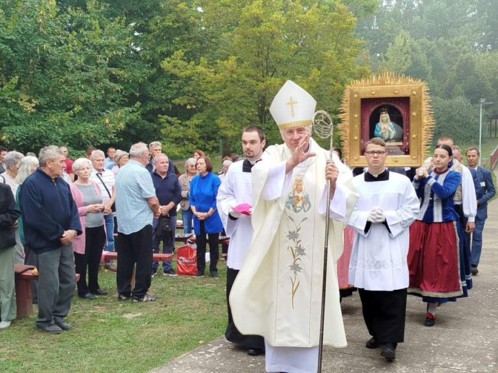 „Az őszinte ima egyesíti az embereket” – A Könnyező Szűzanya-kegyhely búcsúja Szabadka-Szentkúton „Az őszinte ima egyesíti az embereket” – A Könnyező Szűzanya-kegyhely búcsúja Szabadka-Szentkúton