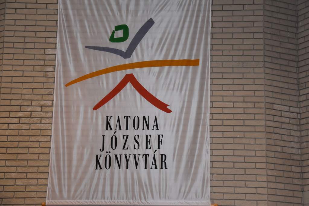 Két könyvritkaságot adományozott Farkas P. József a Katona József Könyvtárban Két könyvritkaságot adományozott Farkas P. József a Katona József Könyvtárban