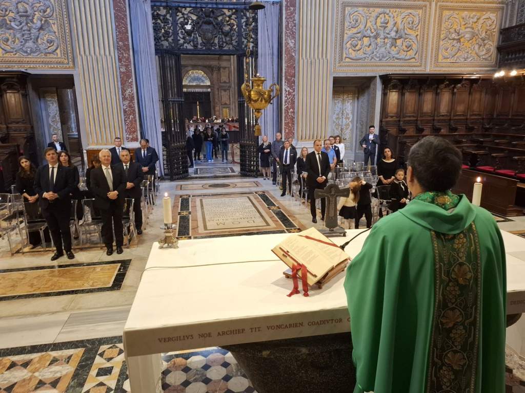 Orbán Viktor és családja szentmisén vett részt a Szent Péter-bazilikában a pápai audiencia előtt  Orbán Viktor és családja szentmisén vett részt a Szent Péter-bazilikában a pápai audiencia előtt