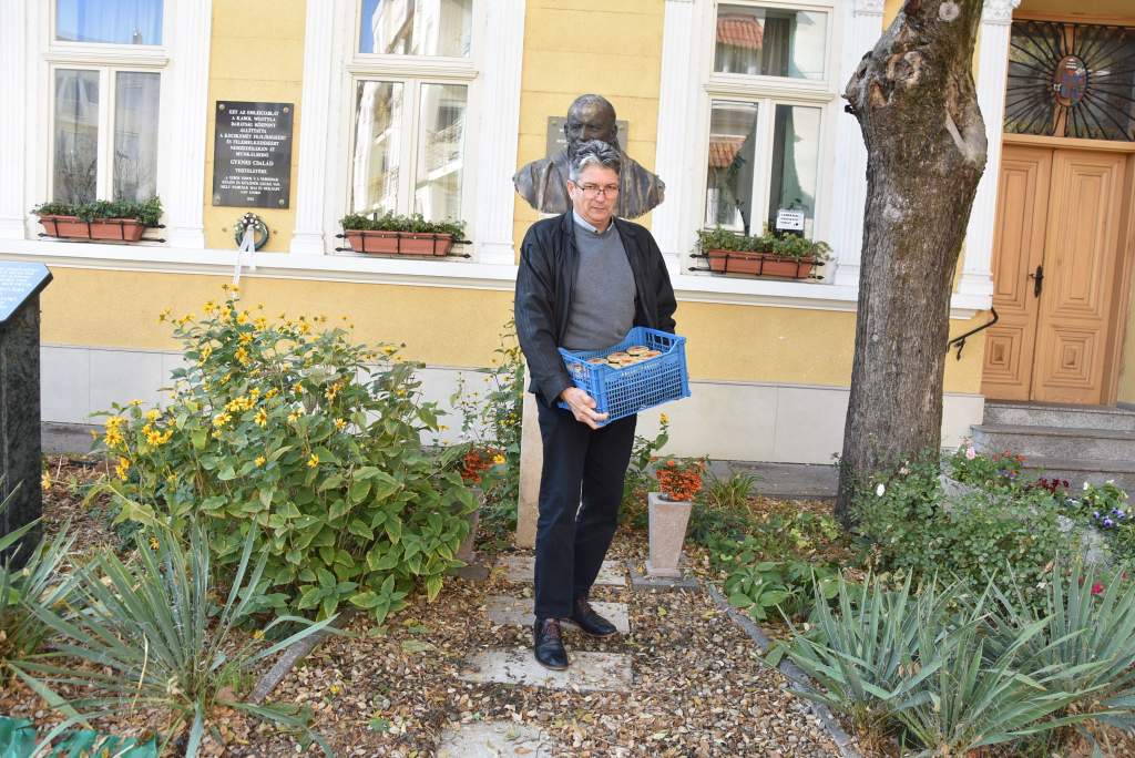 Laczi János kerekegyházi méhész mézet adományozott