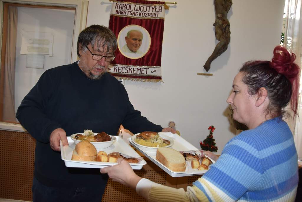 Töltött csirkecomb és hagymás tört burgonya a Wojtyla Ház „étlapján”