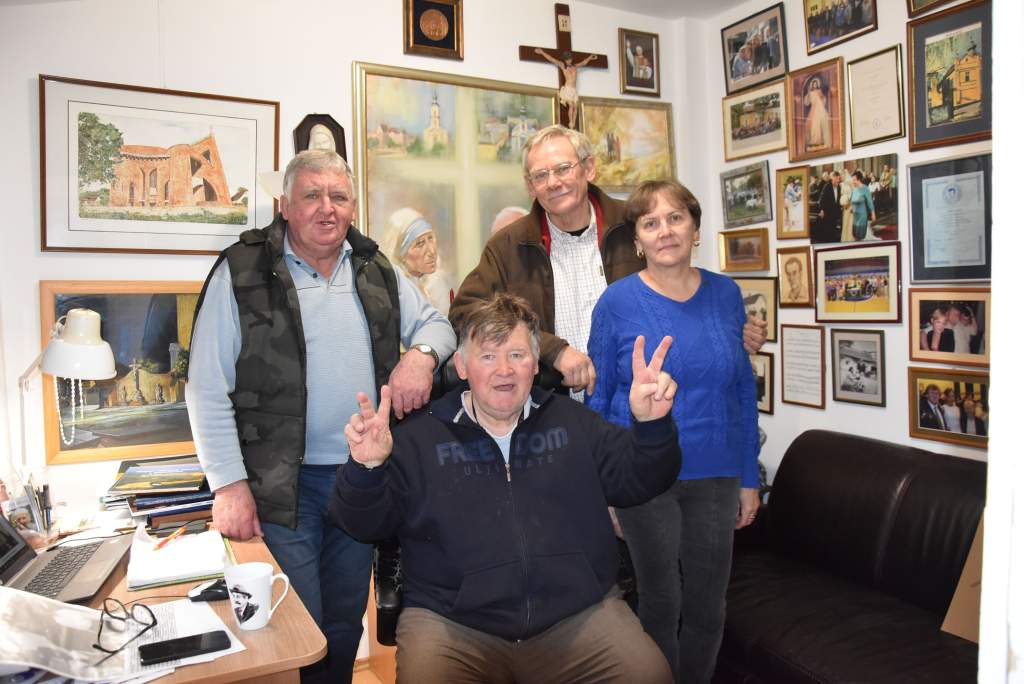 Kutas Lajos ajándéka az ünnepre – reményt hozó fenyőfák a rászorultak otthonaiba