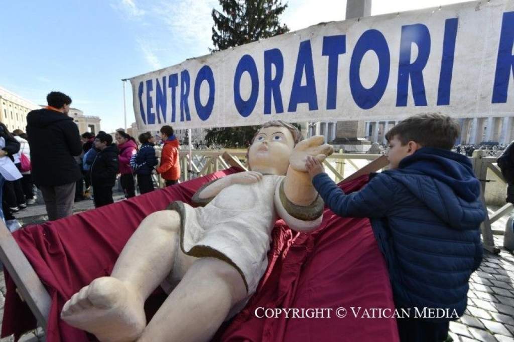 Leó pápa vasárnap délben: Imádkozzunk, hogy valamennyi gyermek békében élhessen az egész világon! 