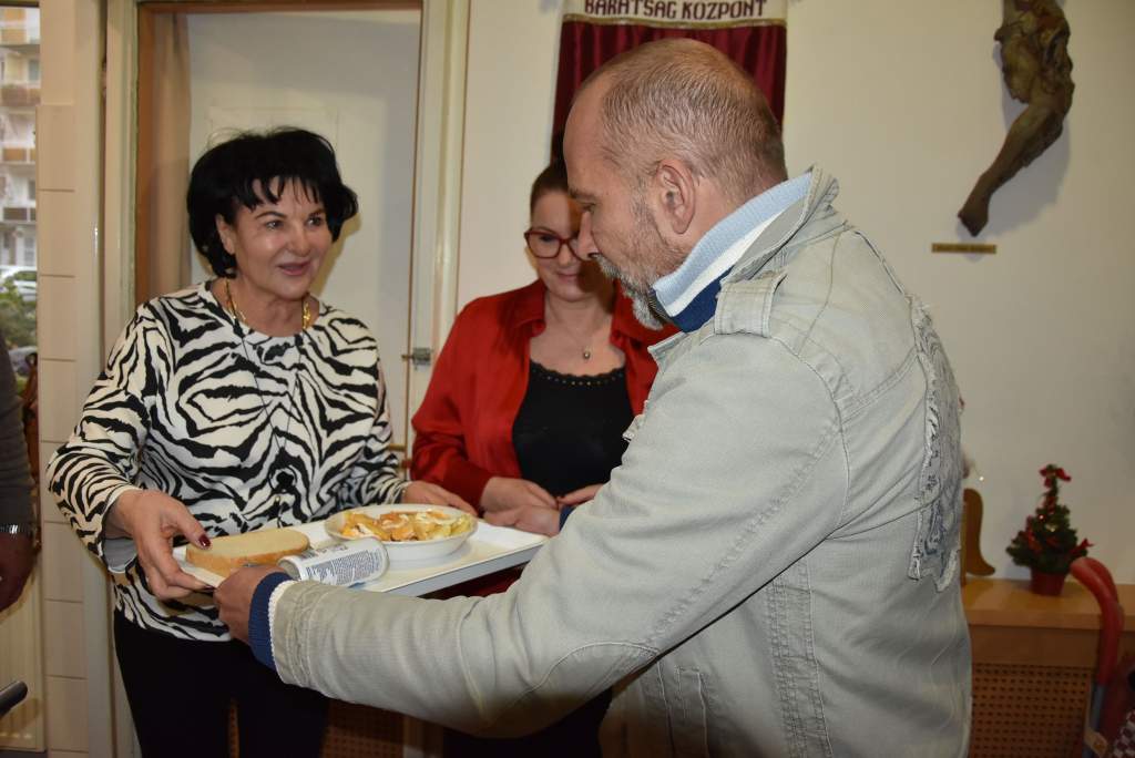 Szeretetből terített asztal – Tőzsér Judit és Balogh Andrea Johanna jóvoltából