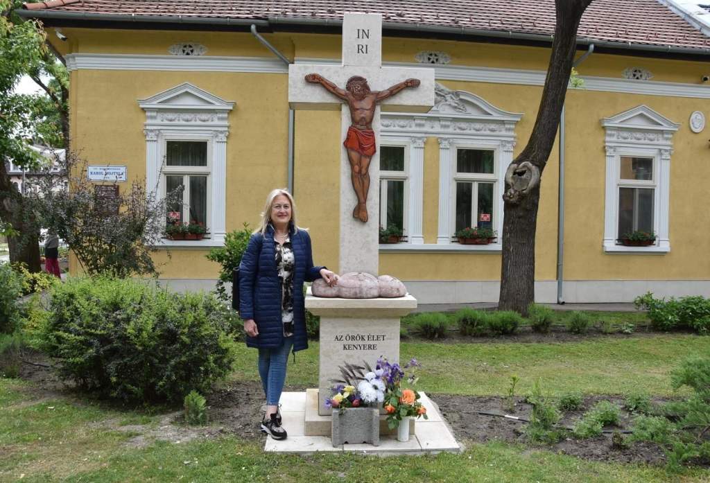 A gondoskodó szeretet gazdag ízvilága – A Mátyás Király Patika tulajdonosa kínált meleg ételt a nélkülözőknek