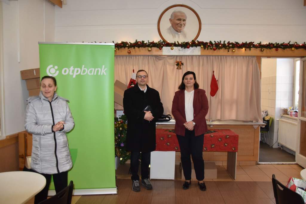 Az OTP Bank támogatta a Wojtyla Ház karácsonyi ebédosztását a 7. napon