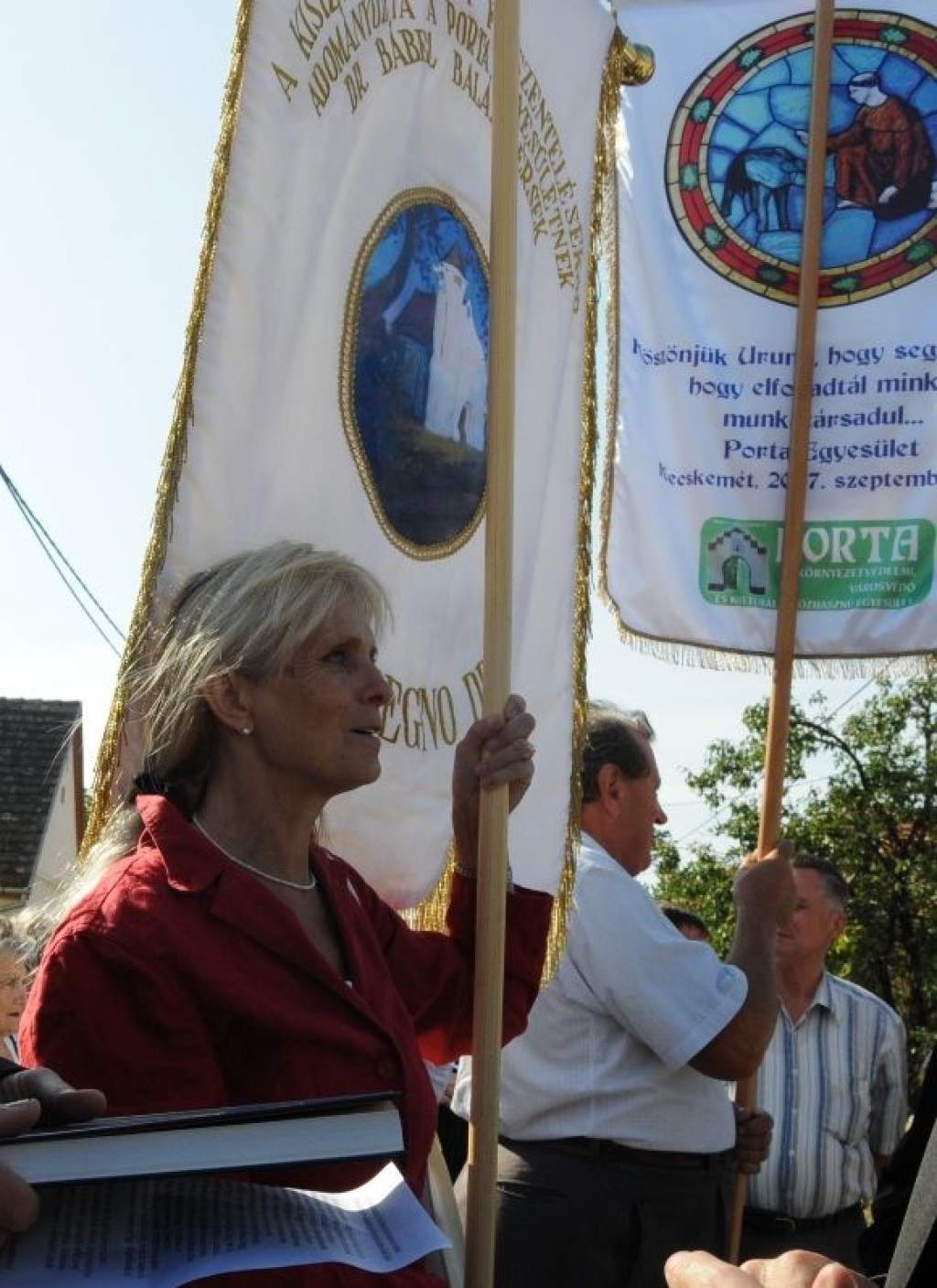 Nemzetőr zászlót ajándékoz a Porta Egyesület a vasárnapi szentmisén