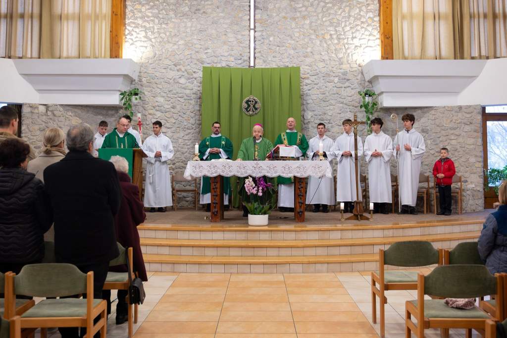 Érseki szentmise a Szentcsalád Plébánián