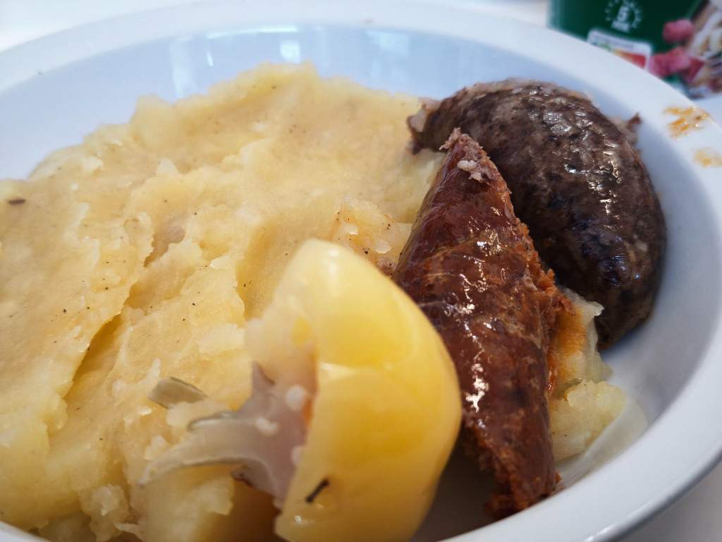 Sorsok találkozása a terített asztal mellett: Andrássy Cintia szeretet missziója Sorsok találkozása a terített asztal mellett: Andrássy Cintia szeretet missziója