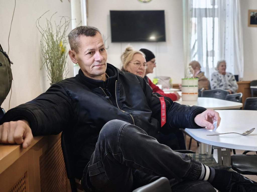 A gondoskodó szeretet gazdag ízvilága – A Mátyás Király Patika tulajdonosa kínált meleg ételt a nélkülözőknek