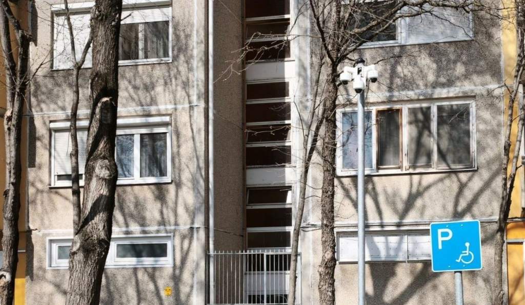 Térfigyelő kamerák a a Wojtyla Ház előtt