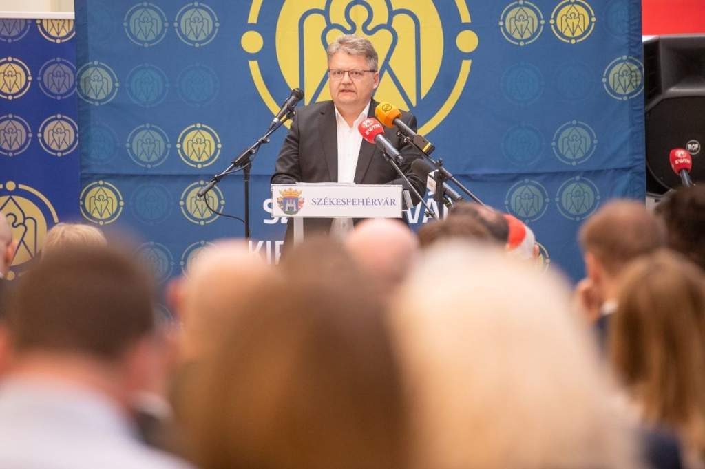 Az emberi méltóság és a béke pápája – Szent II. János Pálról nyílt kiállítás Székesfehérváron