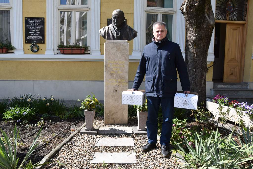 Tortákkal érkezett az országgyűlési képviselő