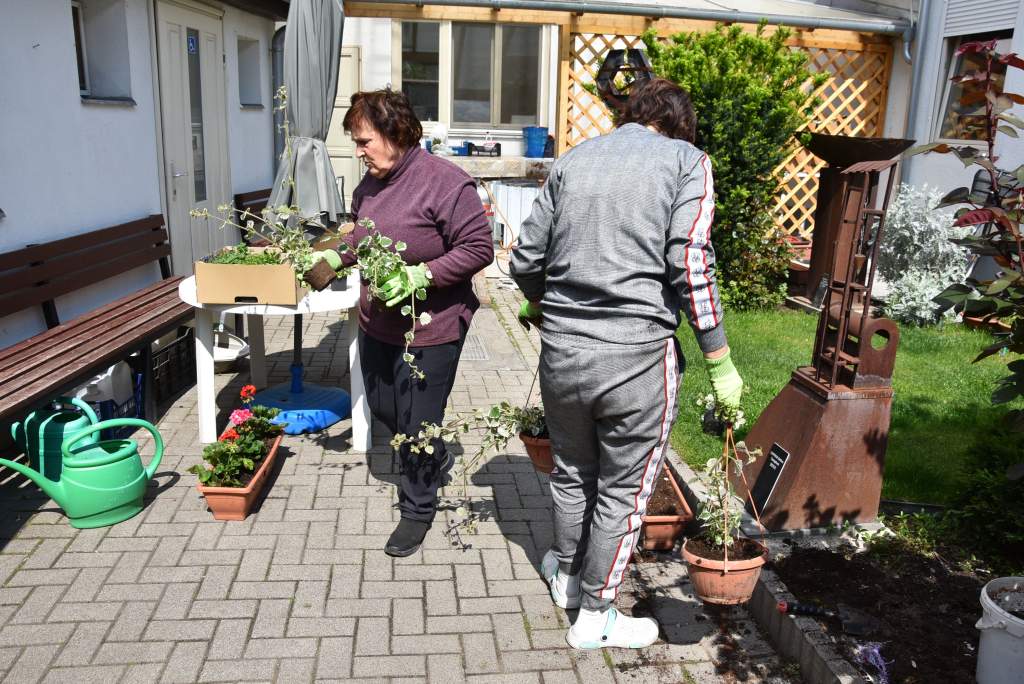 Virágokat ültettek az önkéntesek