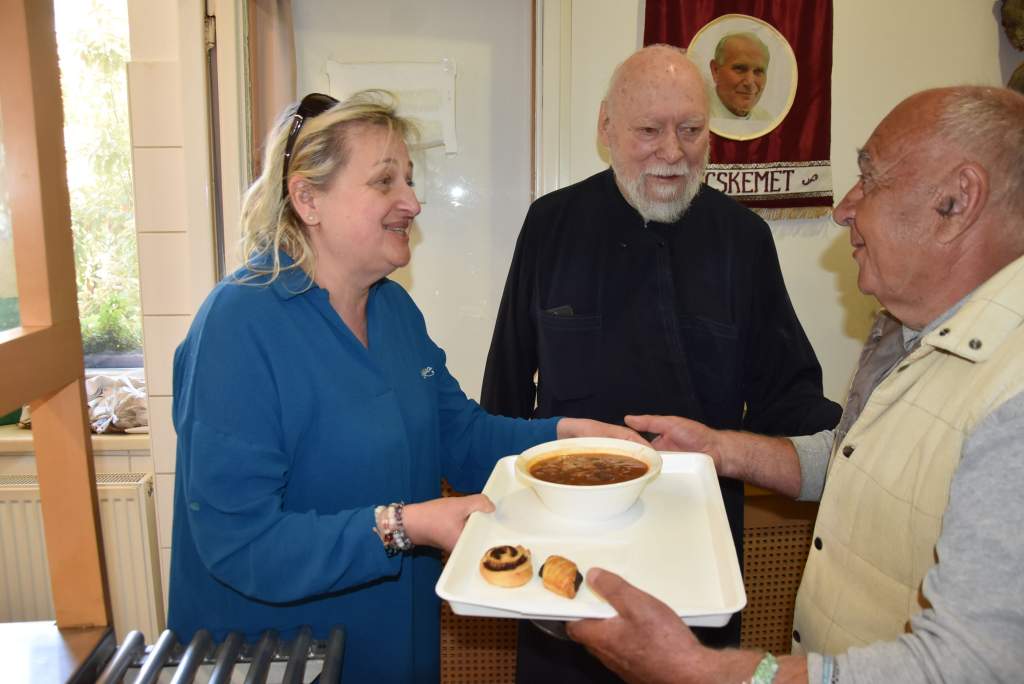 A gondoskodás nemes hagyománya: Garaczi Margó és családja terített asztalt a Wojtylában