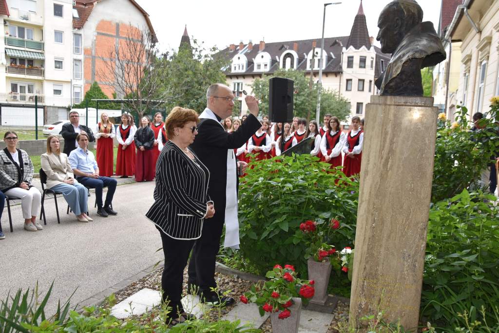 A szolidaritás és az emberség kettős oltáránál – Szent II. János Pál pápára és Pintér Józsefre emlékezett a Wojtyla-sorsközösség A szolidaritás és az emberség kettős oltáránál – Szent II. János Pál pápára és Pintér Józsefre emlékezett a Wojtyla-sorsközösség
