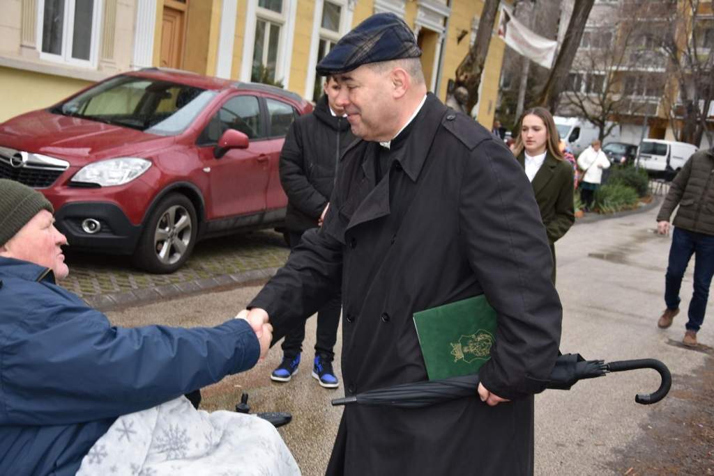A gondoskodás bőségtálja – Meleg ételt nyújtottak a piarista szívek