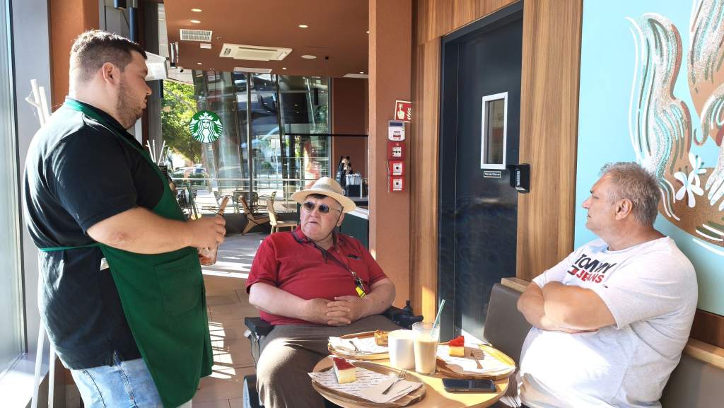 Kávé, forró csoki, limonádé, sütemény és jóízű beszélgetés a kecskeméti Starbucksban