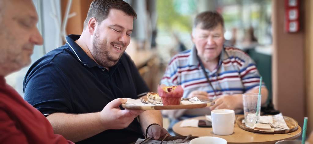 Kávé, forró csoki, limonádé, sütemény és jóízű beszélgetés a kecskeméti Starbucksban