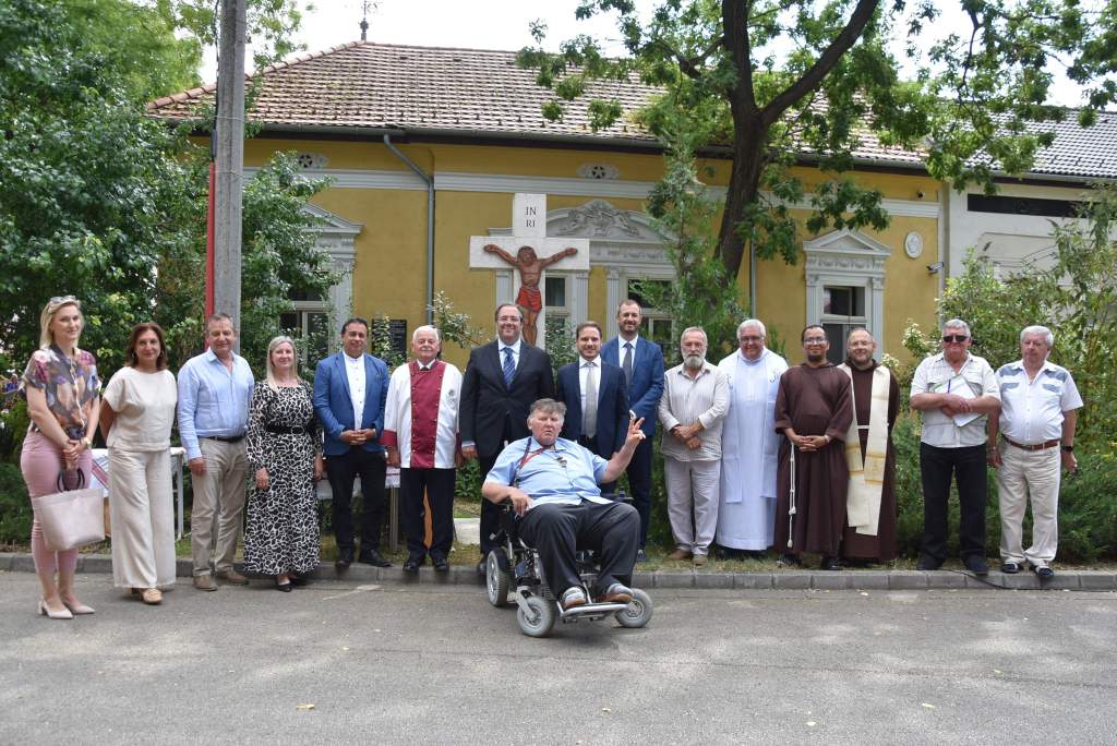 Lelki híd Pietrelcina és Kecskemét között – Felavatták Szent Pio atya bronzszobrát a Wojtyla Barátság Központba