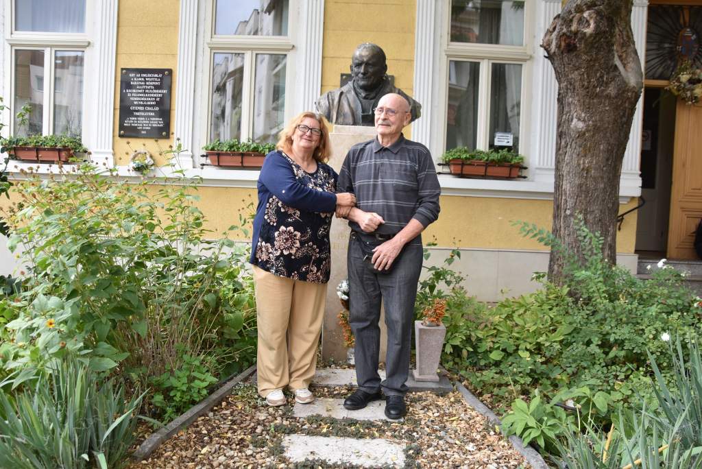 Szeptemberben is égett a szeretet lángja – Cornelia és Lajos újra a szegények között