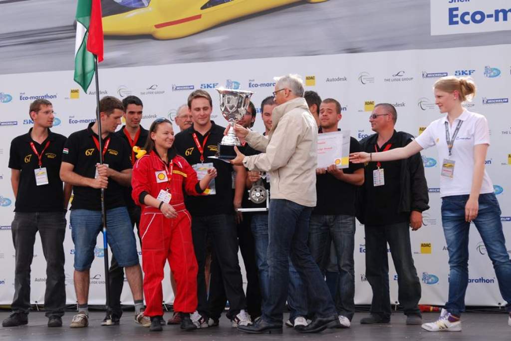Új magyar csúcs: 2277 km 1 liter benzinnel - Különdíjat is kapott a kecskeméti főiskolások csapata a Shell Eco-marathonon
