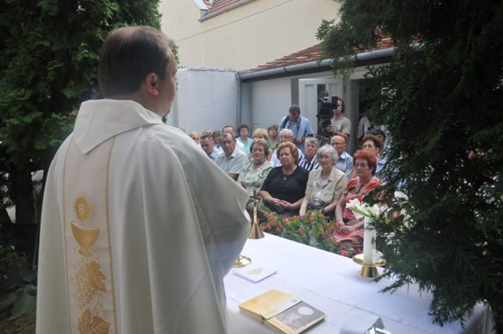 Most volt először szentmise a Karol Wojtyla Barátság Központban - Bozók Ferenc atya első miséje-videóval