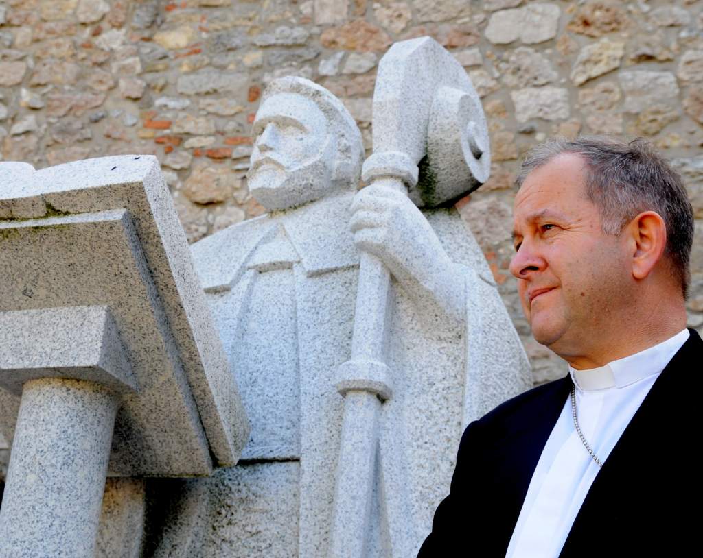Dr. Bábel Balázs érsek Bellon Gellért üldözött püspökről emlékezett Baján 