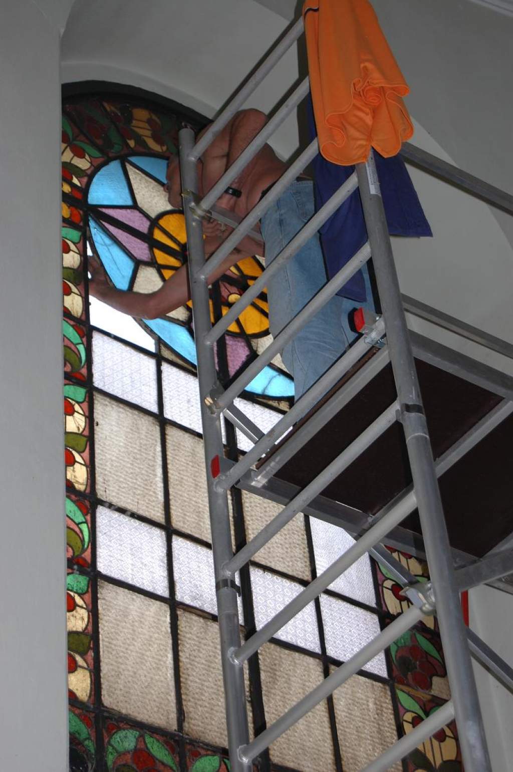 A Szentháromság-templom ablakának restaurálása