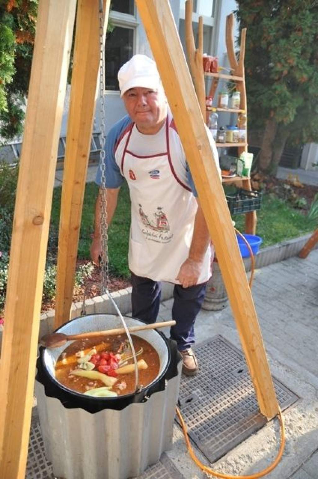 A BARÁTSÁG ÍZEI: Nagy Ervin bográcsban főzött a Wojtyla Ház udvarán