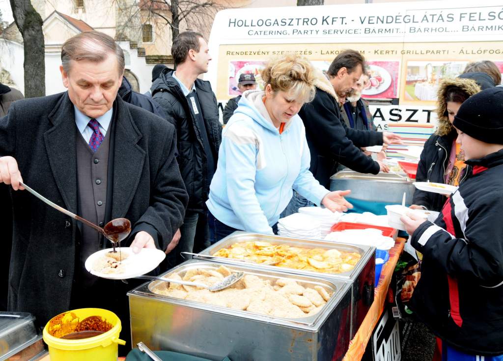 Petőfi Népében olvastuk: Lezsák Sándor is részt vesz az ételosztásban