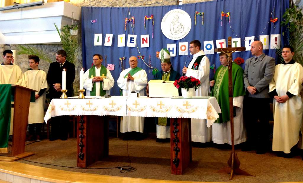 A házasság ünnepén áldotta meg a Főpásztor az új pasztorációs-központ munkatársait